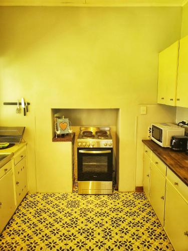 virtuve, Cosy, historic & affordable 2-bed apartment - 5kms from Castlemaine, 2kms from Calder in Barkers Creek