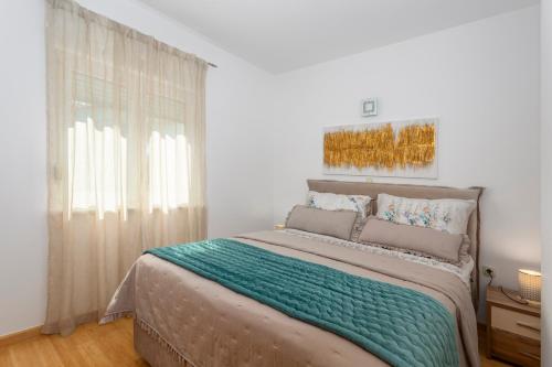 Apartment Njivice 5295b - image 2