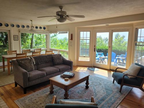 Great Lakes Getaway - Incredible Lakefront! in Frenkforta
