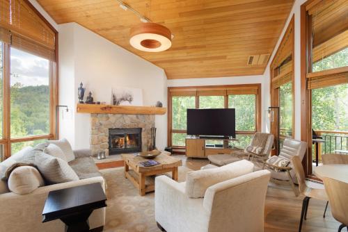 Newly Remodeled Ski-In Out Snowmass View Townhome by The Woodrun V Townhouses image