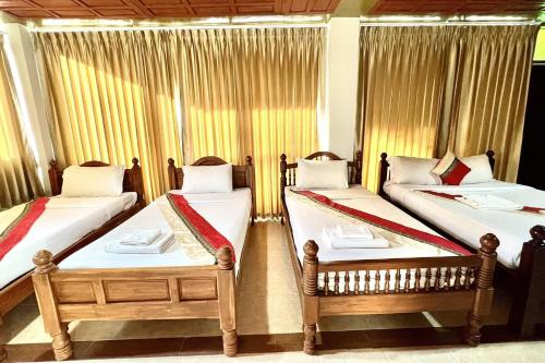 1 queen bed, 3 twin beds