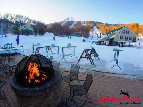 Mountain View Suite at Jiminy Peak - Ski On Off - Near Elevator Pool and Lobby in Hancock (MA)