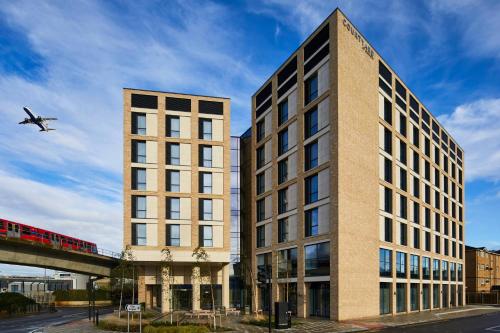 Courtyard By Marriott London City Airport - image 4