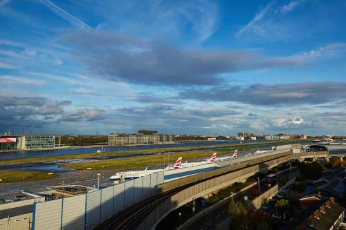 Courtyard By Marriott London City Airport - image 6