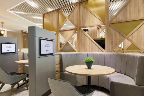Courtyard By Marriott London City Airport - image 7