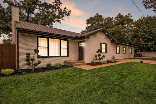 Sunset Point - Spacious 4-bedroom house in Elkhart with WiFi, AC, Swim Spa