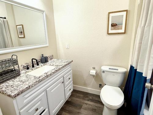 5 Min Walk to UCD Med Ctr - Stylish New Build Home 5 Min Walk to UCD Med Ctr - Stylish New Build Home