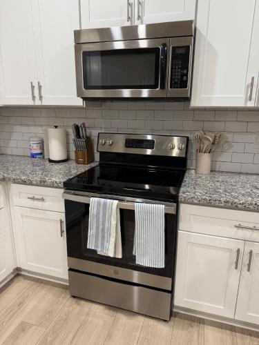 5 Min Walk to UCD Med Ctr - Stylish New Build Home 5 Min Walk to UCD Med Ctr - Stylish New Build Home