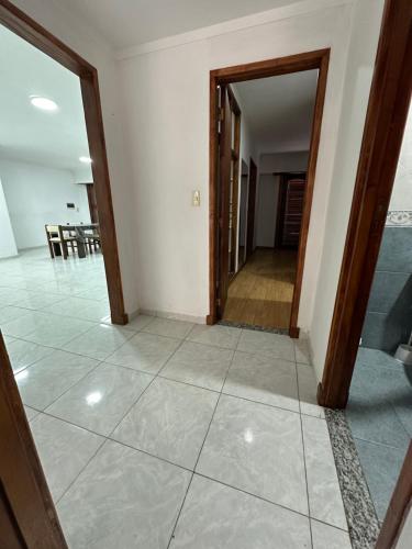 Casa grande, cómoda y luminosa con terraza, balcón y parrilla, hasta 6 huéspedes