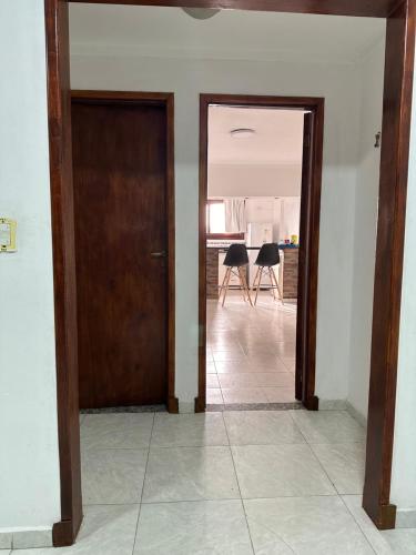 Casa grande, cómoda y luminosa con terraza, balcón y parrilla, hasta 6 huéspedes