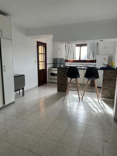 Casa grande, cómoda y luminosa con terraza, balcón y parrilla, hasta 6 huéspedes