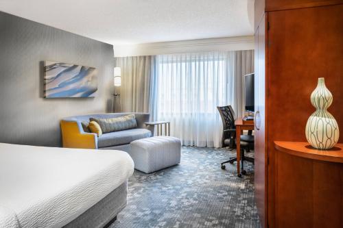 Courtyard by Marriott Denton - image 3