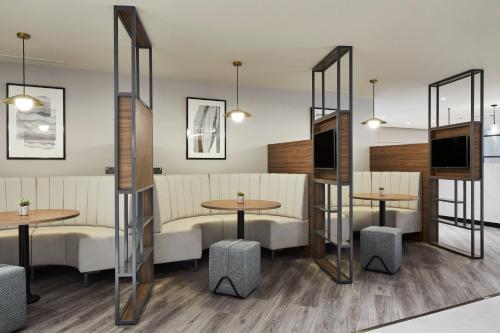Courtyard by Marriott London Heathrow Airport - image 9