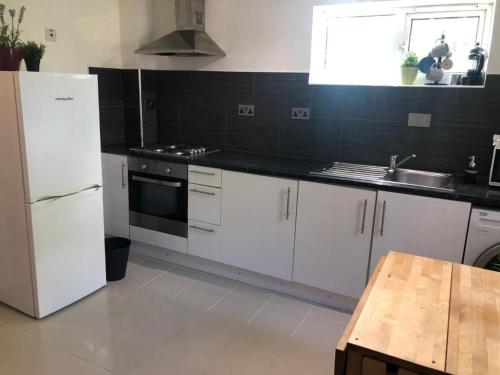 Small Modern Comfortable 2 Bedroom Apartment cmyr - image 8