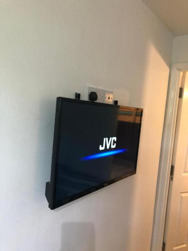 Small Modern Comfortable 2 Bedroom Apartment cmyr - image 2