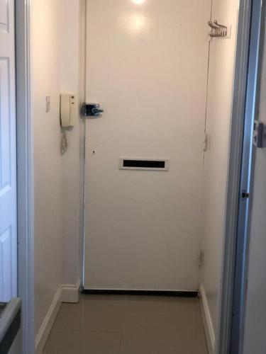 Small Modern Comfortable 2 Bedroom Apartment cmyr - image 10
