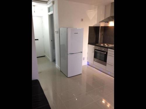 Small Modern Comfortable 2 Bedroom Apartment cmyr - image 5