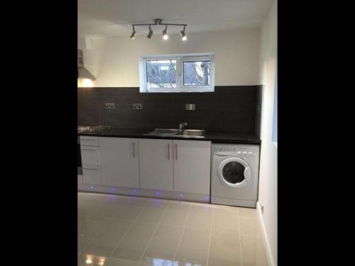 Small Modern Comfortable 2 Bedroom Apartment cmyr - image 11