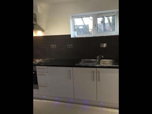 Small Modern Comfortable 2 Bedroom Apartment cmyr - image 12