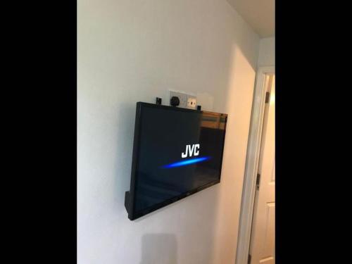 Small Modern Comfortable 2 Bedroom Apartment cmyr - image 7