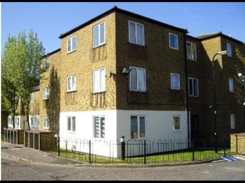 Small Modern Comfortable 2 Bedroom Apartment cmyr - image 3