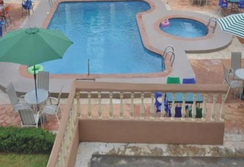 สระว่ายน้ำ, Sheriffyt Royale Hotel Suites - Deluxe in อิโคโรดู