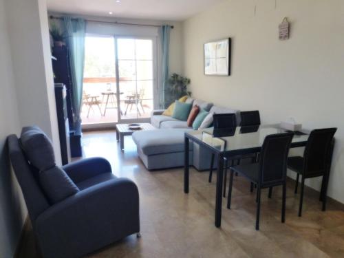 Beautiful 2 bedroom 2 bathroom apartment with pool - image 4