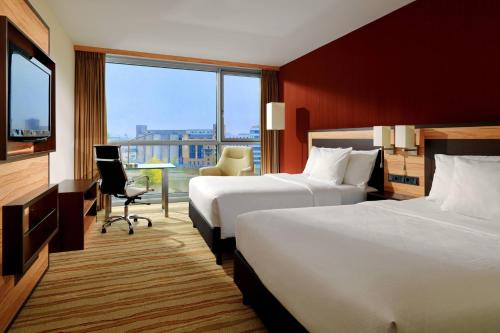 Courtyard by Marriott Duesseldorf Hafen - image 4