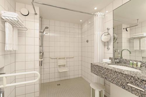 Courtyard by Marriott Duesseldorf Hafen - image 2