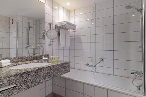 Courtyard by Marriott Duesseldorf Hafen - image 8
