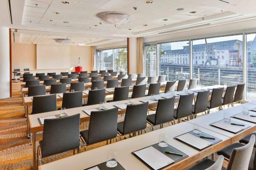 Courtyard by Marriott Duesseldorf Hafen - image 3