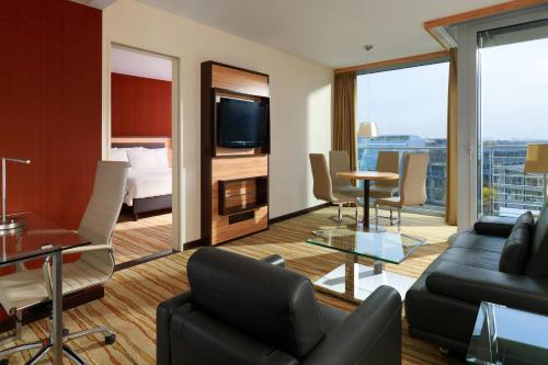 Courtyard by Marriott Duesseldorf Hafen - image 10
