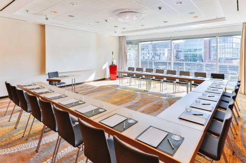 Courtyard by Marriott Duesseldorf Hafen - image 9