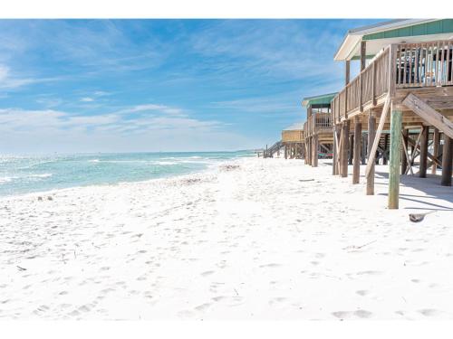 7020 Rookery 3 Someday came close to beach two pool beach amenities - image 2