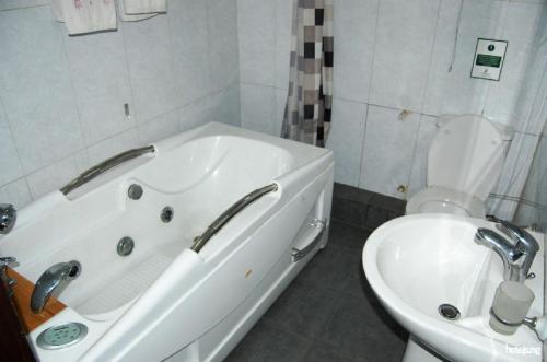 Twin/Double Room image 7