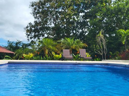 Jaco-Carara 3 bdrm surrounded by rainforest with private pool in การารา