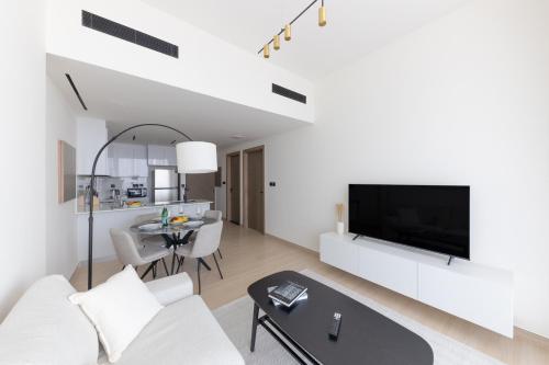 Bright 1BR with balcony in Binghatti Corner, Dubaj