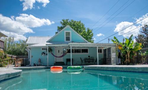 Family Home w Private Pool Yard Only 24 Mi to Disney in Saint Cloud, USA