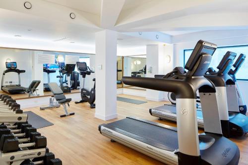 Courtyard by Marriott Luton Airport - image 10