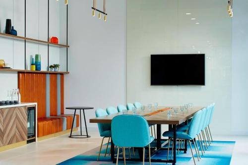 Courtyard by Marriott Luton Airport - image 6