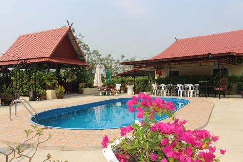 . 1 Double bedroom apartment with Pool and extensive Kitchen diningroom