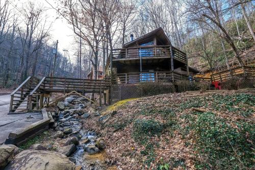 Cabin On the Creek in Gatlinburg, USA