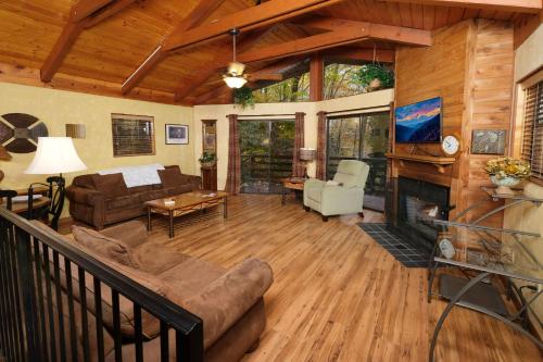 Cabin On the Creek in Gatlinburg, USA