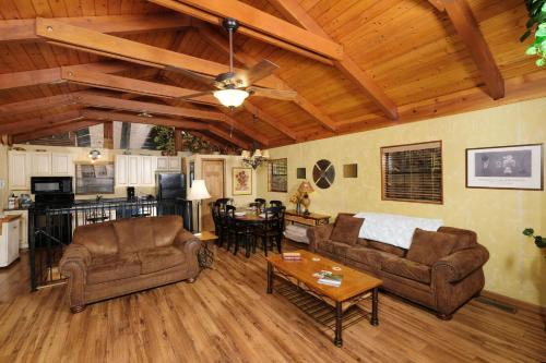 Cabin On the Creek in Gatlinburg, USA
