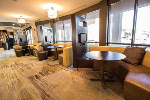 Courtyard by Marriott Merced - image 10