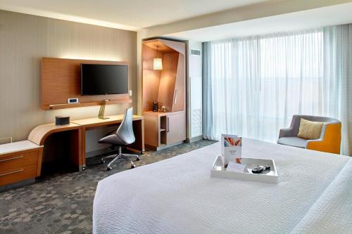 Enhanced King Room with Sofa bed and Tub - Mobility Accessible
