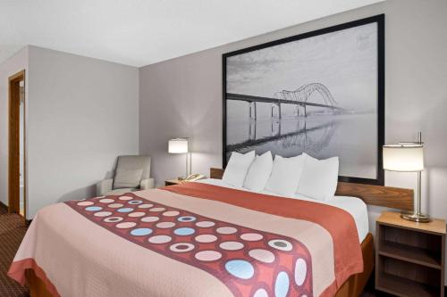Super 8 by Wyndham Waverly - image 2