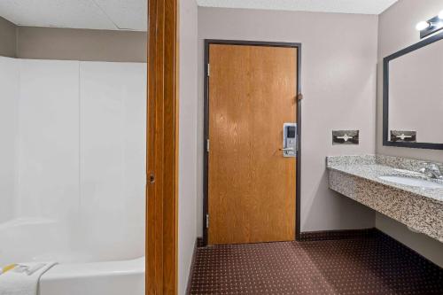 Super 8 by Wyndham Waverly - image 7