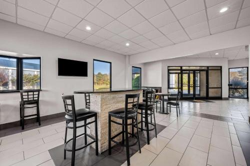 Super 8 by Wyndham Garysburg/Roanoke Rapids - image 7