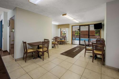 Sleep Inn Bolivar - image 11
